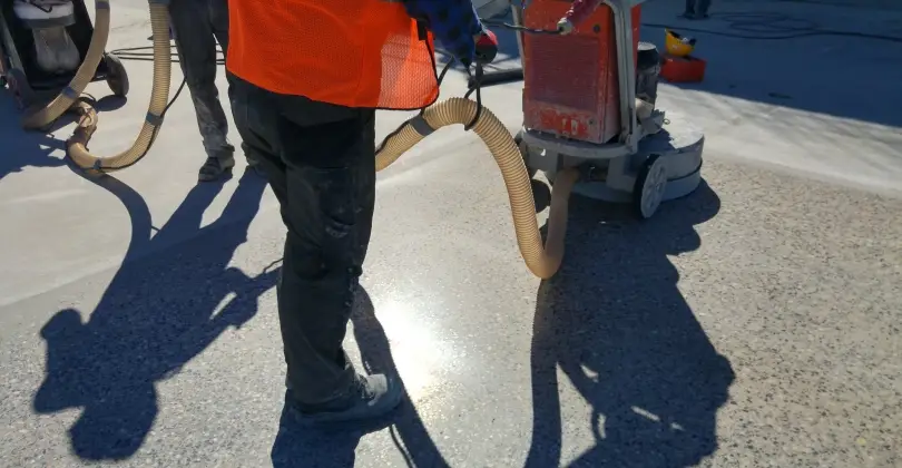 Beton polerowany – jak wykonać i odebrać