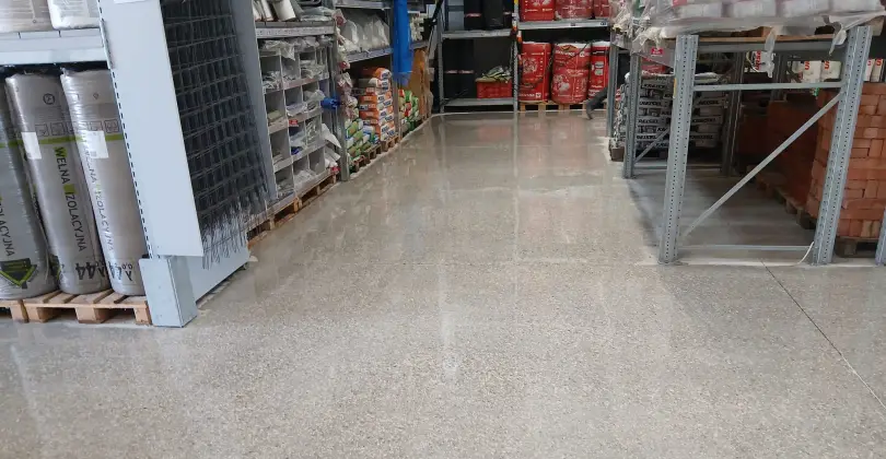 Kompleksowa naprawa nawierzchni betonowych w sklepie budowlanym