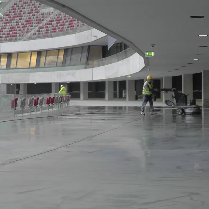 Wygładzanie betonu promenady stadionu narodowego
