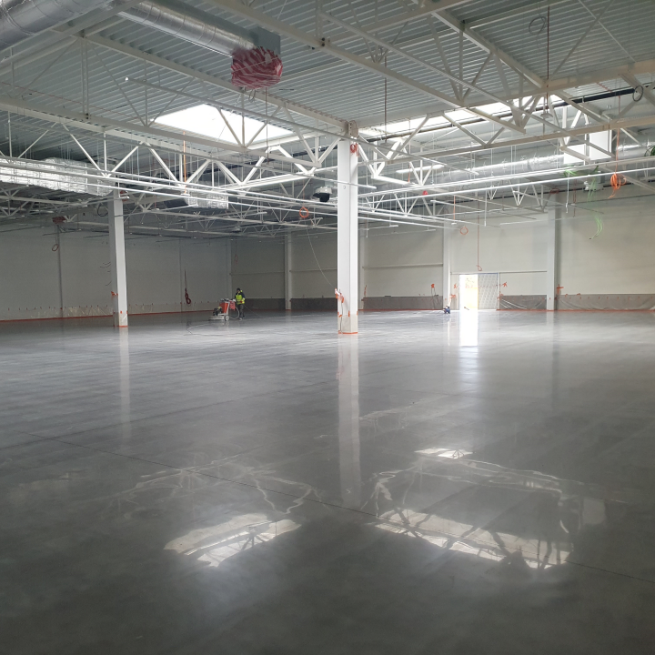 beton polerowany nowa posadzka, polished concrete flooring in a new warehouse