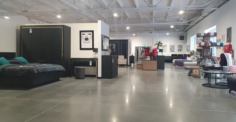 Modern design in a historic setting – 2,200 square meters of polished concrete for the “Po Prostu Meble” showroom