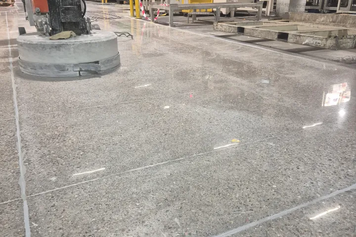 polerowanie posadzki betonowej w ciagu komunikacyjnym