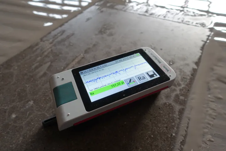 Gładka powierzchnia betonu bez mikrouszkodzeń po molekularnym skrawaniu