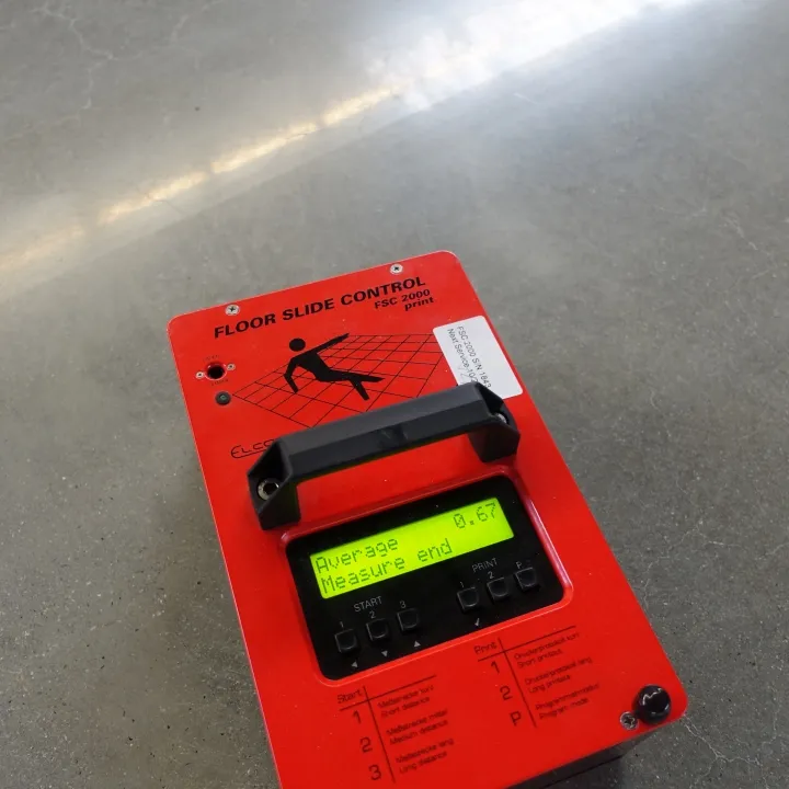 Pomiar antypoślizgowości betonu polerowanego NORTEC - certyfikacja bezpieczeństwa