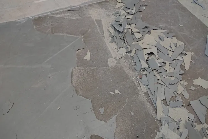 zrywanie powłoki żywicznej w hali