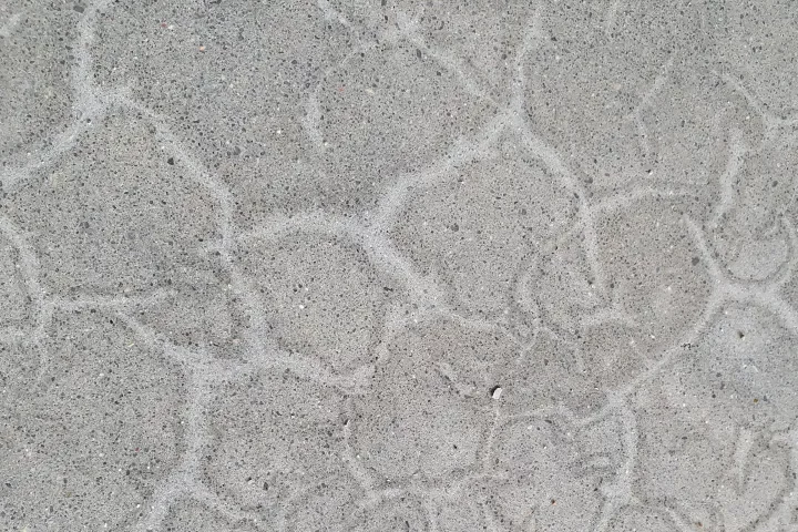 spękana powierzchnia betonu przed impregnacją krzemionką koloidalną, widoczne mikrospękania