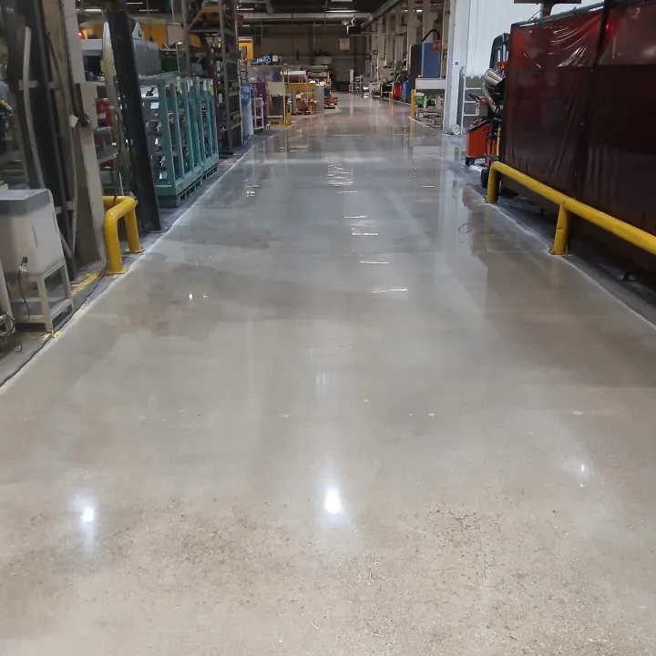 Beton polerowany w zakładzie produkcyjnym ciągi komunikacyjne
