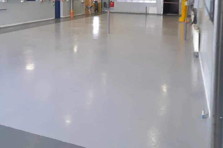 Flowcoat SF41_posadzka epoksydowa w warsztacie serwisu Voith