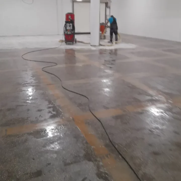 Wyrównane i zazbrojone podłoże zeszlifowanego lastryko gotowe do aplikacji systemu Flowcrete.
