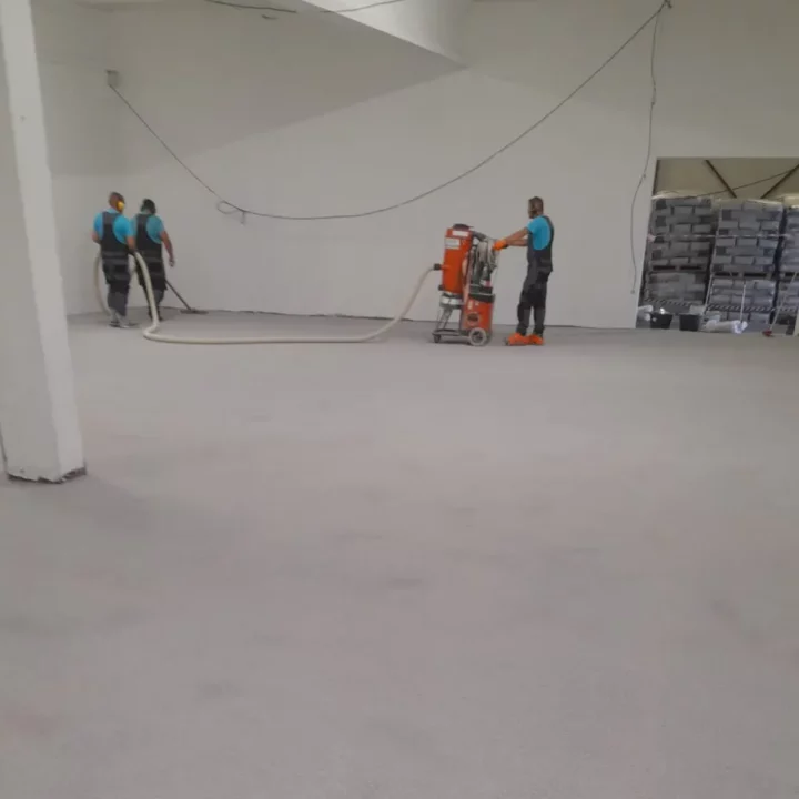 Przemysłowe, bezpyłowe szlifowanie wyrównawcze podłoża przy użyciu separatorów pyłu klasy H.