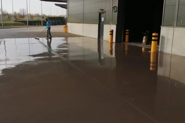Zabezpieczenie hydrofobowe zewnętrznej posadzki betonowej przed wilgocią