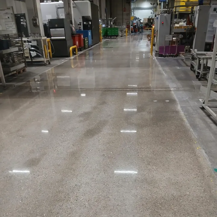 Odnowiona posadzka betonowa w technologii polerowanie betonu probeton