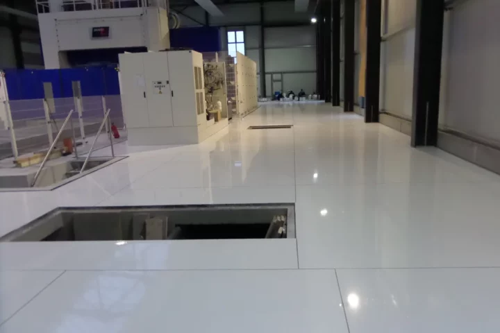 błyszcząca posadzka epoksydowa w hali
