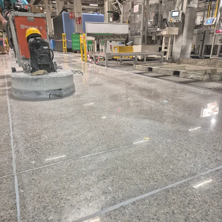 Polerowanie posadzki betonowej na sucho szlifierką