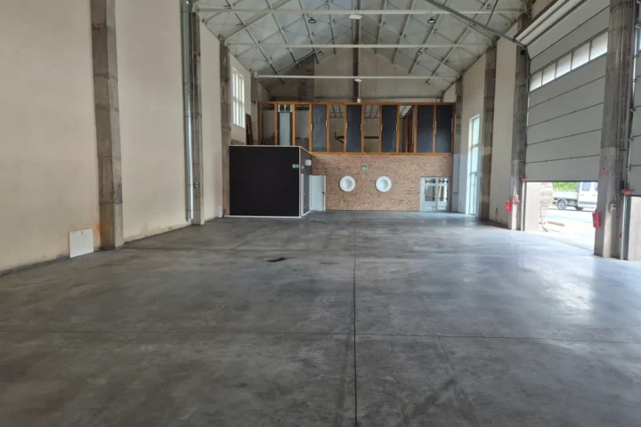 Hala magazynowa z posadzką betonową po zakończeniu impregnacji krzemianem sodu