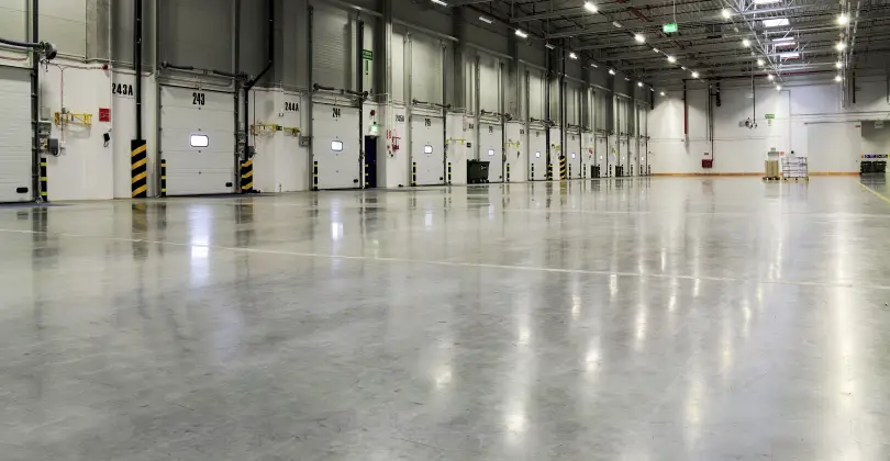 Bezpyłowość posadzki w logistyce – standard nowoczesnego magazynowania